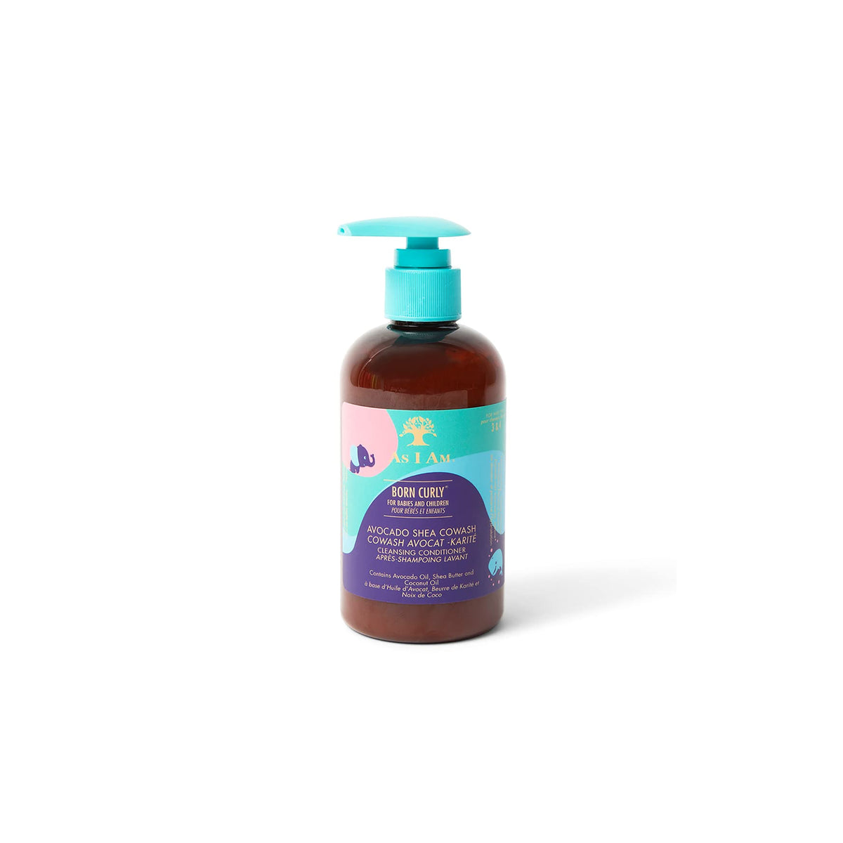 En brun plastikflaske med en blå pumpe indeholder As I Am Born Curly Avocado Shea Co-Wash. Etiketten er pink og hvid med et billede af en palme. Produktet er designet til at rense og fugte krøllet hår.
