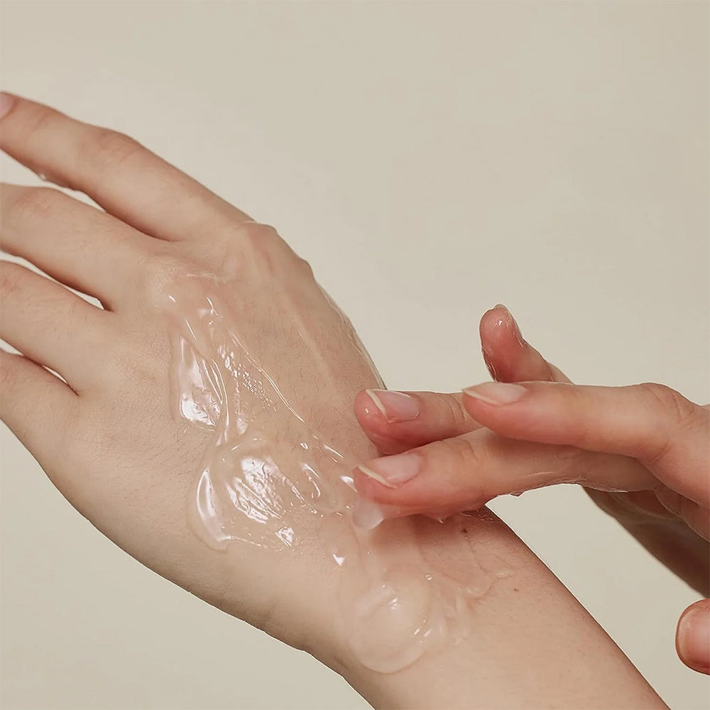 Gennemsigtig geltekstur fra Beauty of Joseon Red Bean Water Gel 100ml påføres håndens hud med fingerspidserne.