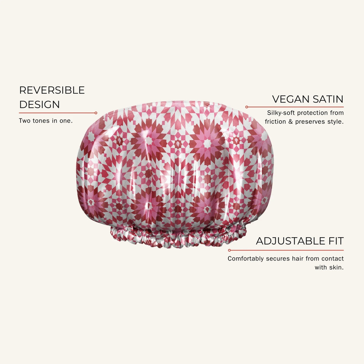 Vendbar badehætte i pink og hvidt geometrisk mønster med vegansk satin og justerbar elastisk pasform.
