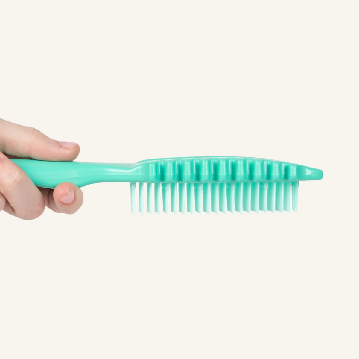 Sideprofil af Bounce Curl Slick-Flex Define børsten, der viser de unikke sidekamme og bløde børstehår til definition af krøller og separation af håret.