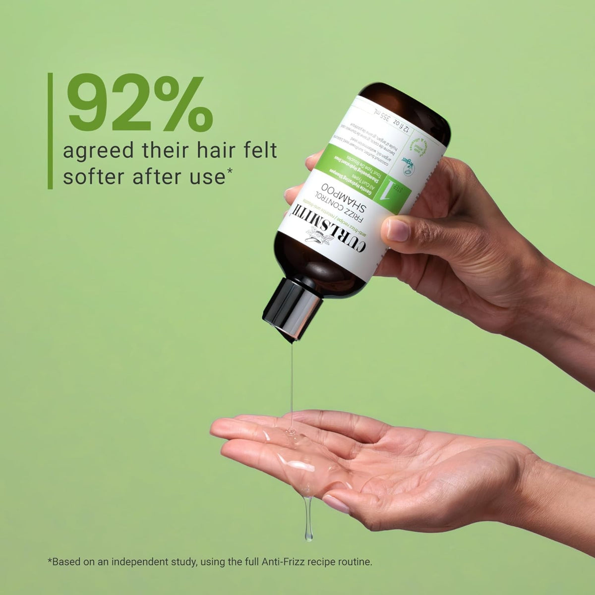 Hånd hælder Curlsmith Frizz Control Shampoo i åben håndflade, 92% oplevede blødere hår.
