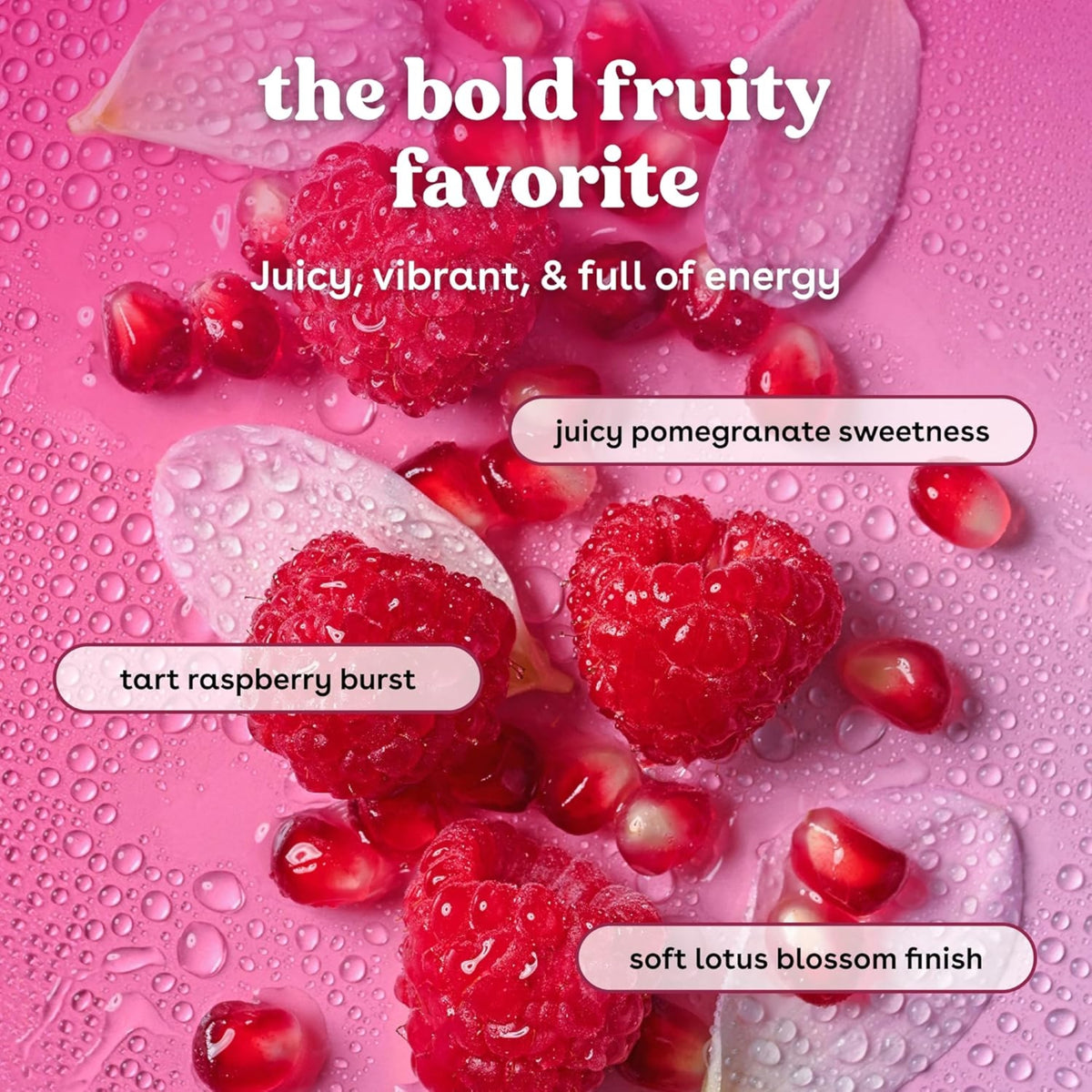 Hindbær og granatæblekerner på våd pink baggrund med lotusblomsterblade – den bold fruity favorite smag.