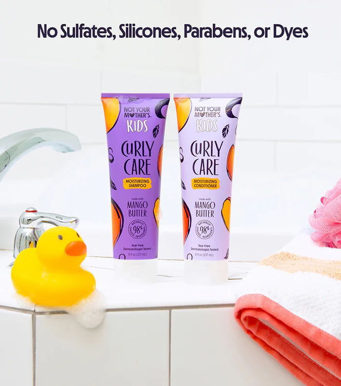 Not Your Mother's Kids Curly Care Shampoo 237ml står ved badekar med gummiand, håndklæde og farverige detaljer.